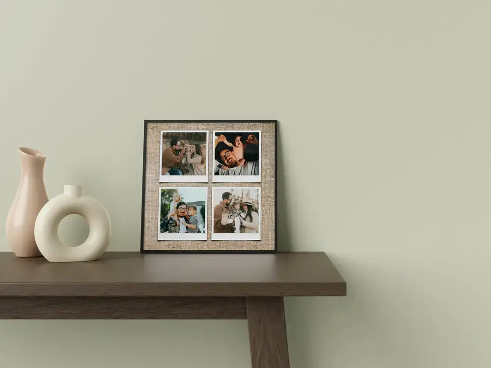 Collage incorniciato con quattro foto di famiglia stile Polaroid su fondo effetto lino, su un tavolo accanto a vasi bianchi
