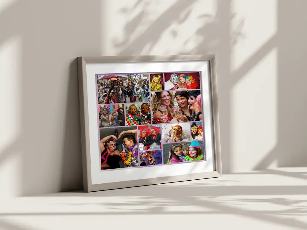 Collage di Carnevale incorniciato, appoggiato a terra in una stanza luminosa, un regalo per chi ama il Carnevale
