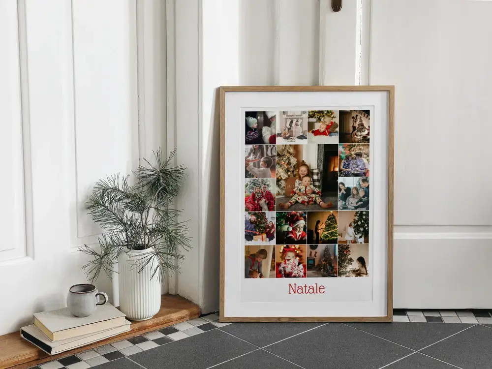 Collage di foto natalizie con scritta in basso, in cornice di legno appoggiata a terra accanto a un vaso