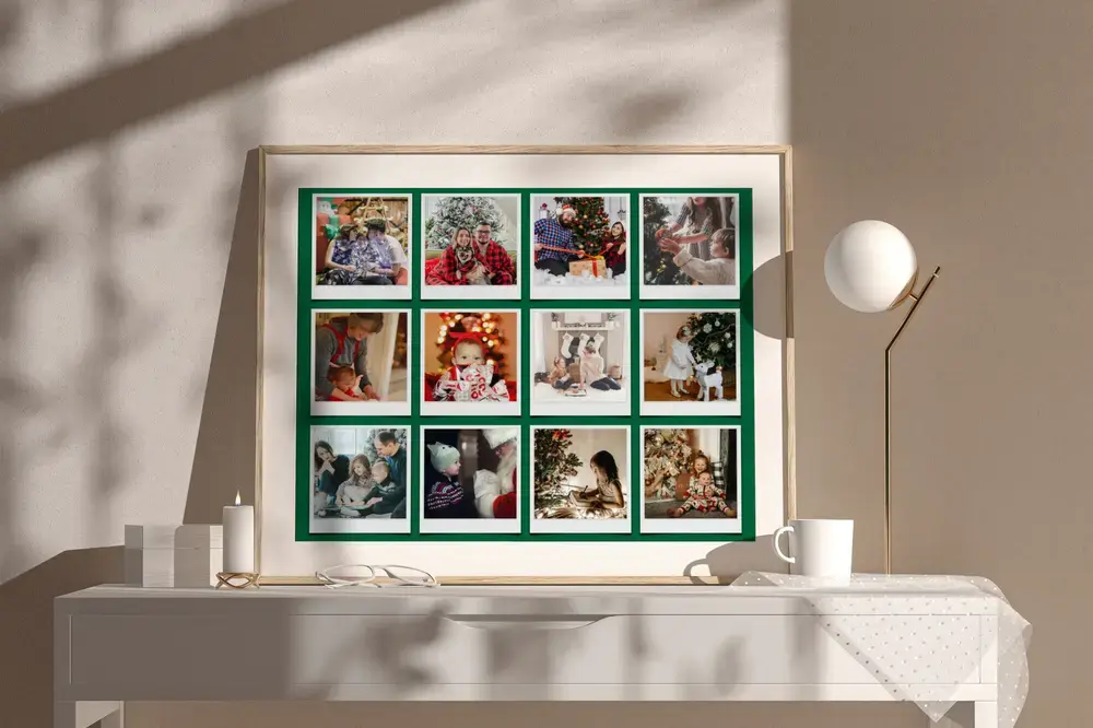 Regalo di Natale per la famiglia: collage di dodici foto stile Polaroid su verde, in cornice di legno su una credenza