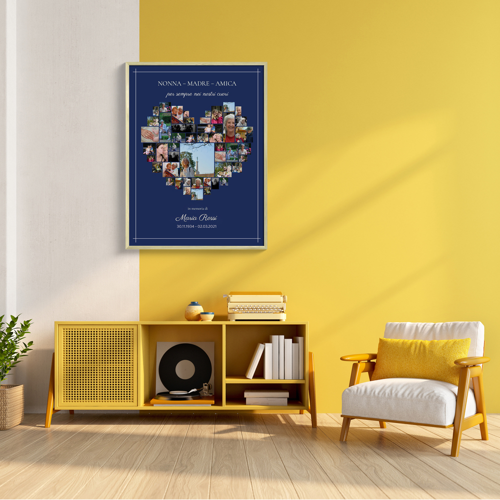Collage di foto a cuore in ricordo di una persona cara, con fondo blu e cornice, in un soggiorno giallo.