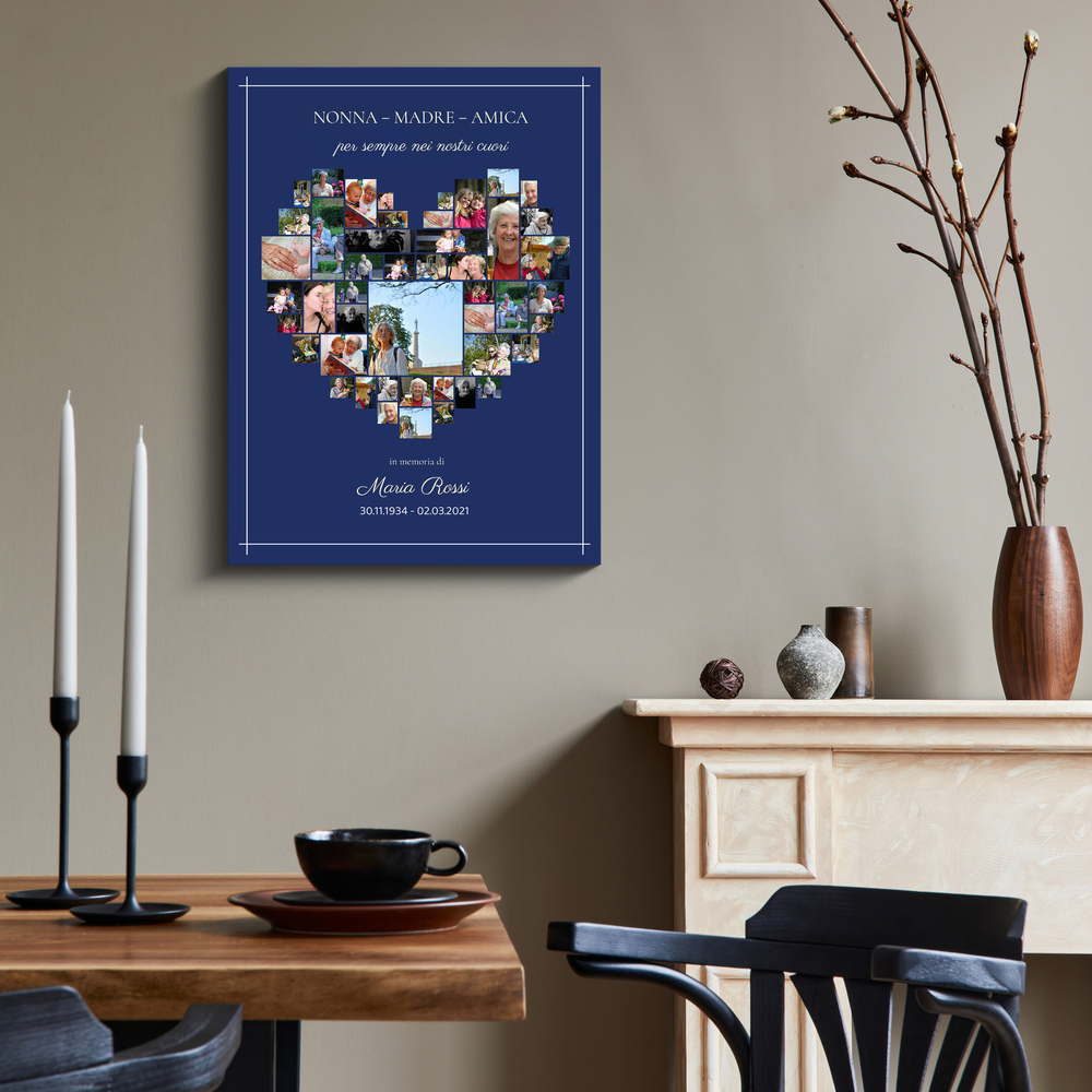 Collage commemorativo su tela con foto a forma di cuore e fondo blu scuro, sulla parete accanto al camino.