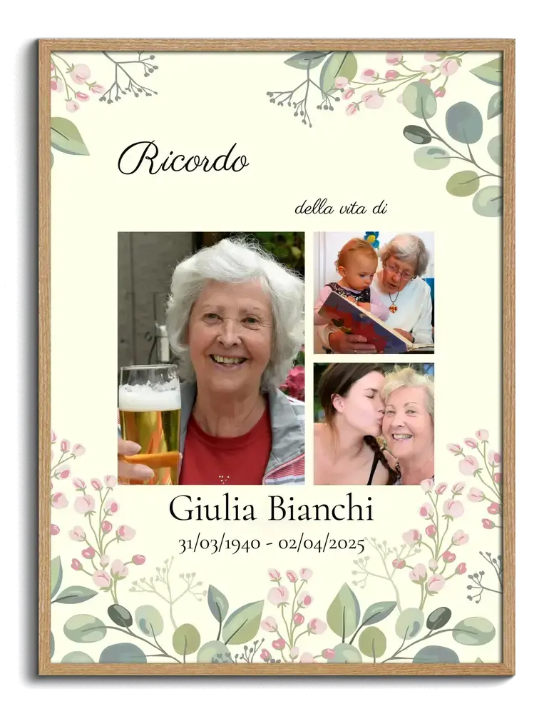 Quadro commemorativo con tre foto, nome e date, decorazioni floreali e cornice in legno naturale.
