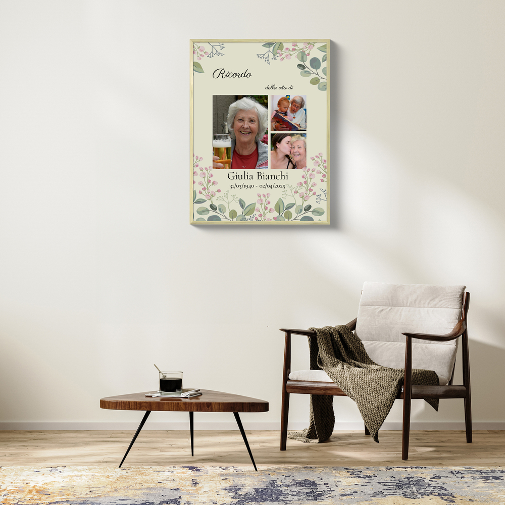 Collage commemorativo su tela con tre foto e motivi floreali, sulla parete di un soggiorno luminoso con poltrona.