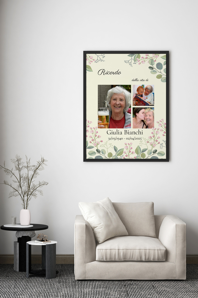 Collage commemorativo con tre foto e fiori, in cornice nera sulla parete del soggiorno sopra una poltrona chiara