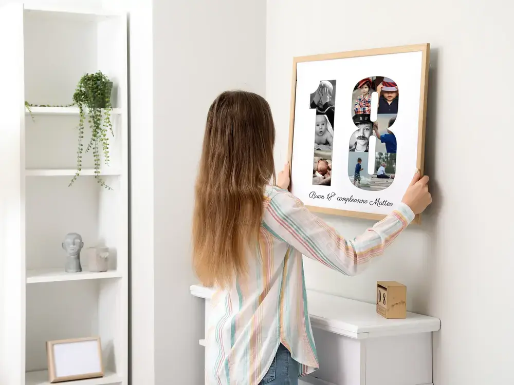 Collage di foto a forma di 18 per il diciottesimo compleanno, in cornice di legno chiaro, appeso da una donna