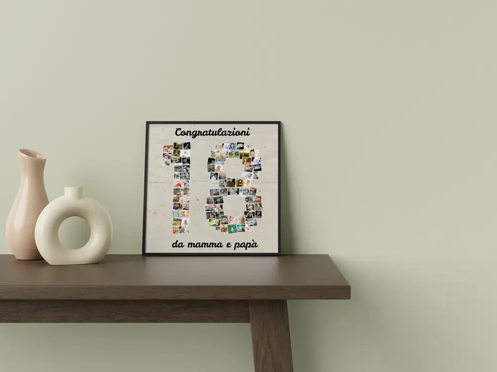 Collage fotografico a forma di 18 con dedica, incorniciato su un tavolo in legno accanto a vasi chiari