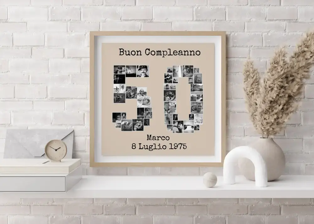 Collage di foto in bianco e nero a forma di 50, con nome e data, in cornice su una mensola contro una parete di mattoni