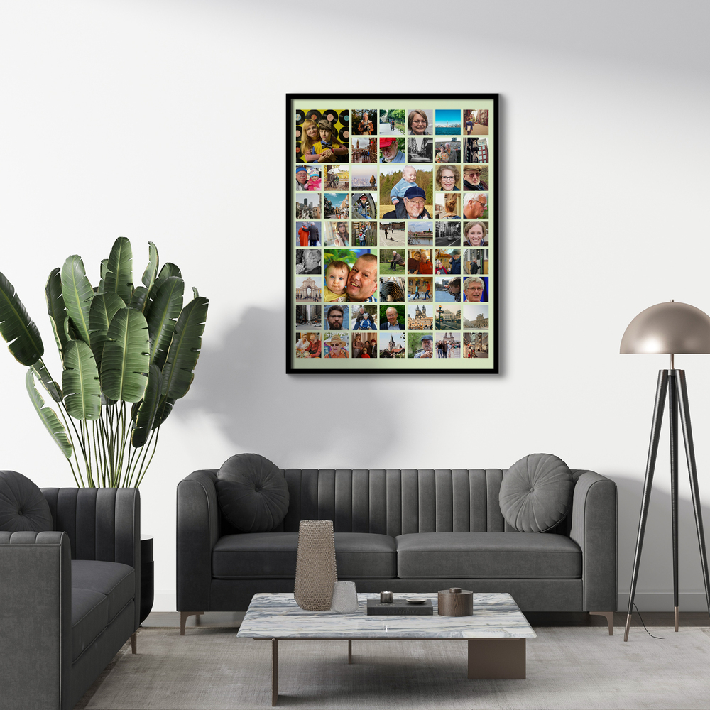 Collage di famiglia con cornice nera e foto dei bambini più grandi nella griglia, sopra il divano grigio in soggiorno
