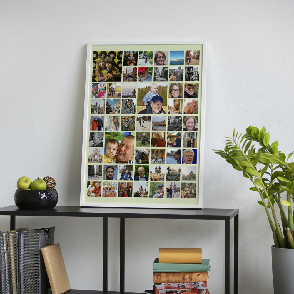 Poster di famiglia con cornice bianca su uno scaffale nero, con foto grandi e piccole su sfondo verde chiaro