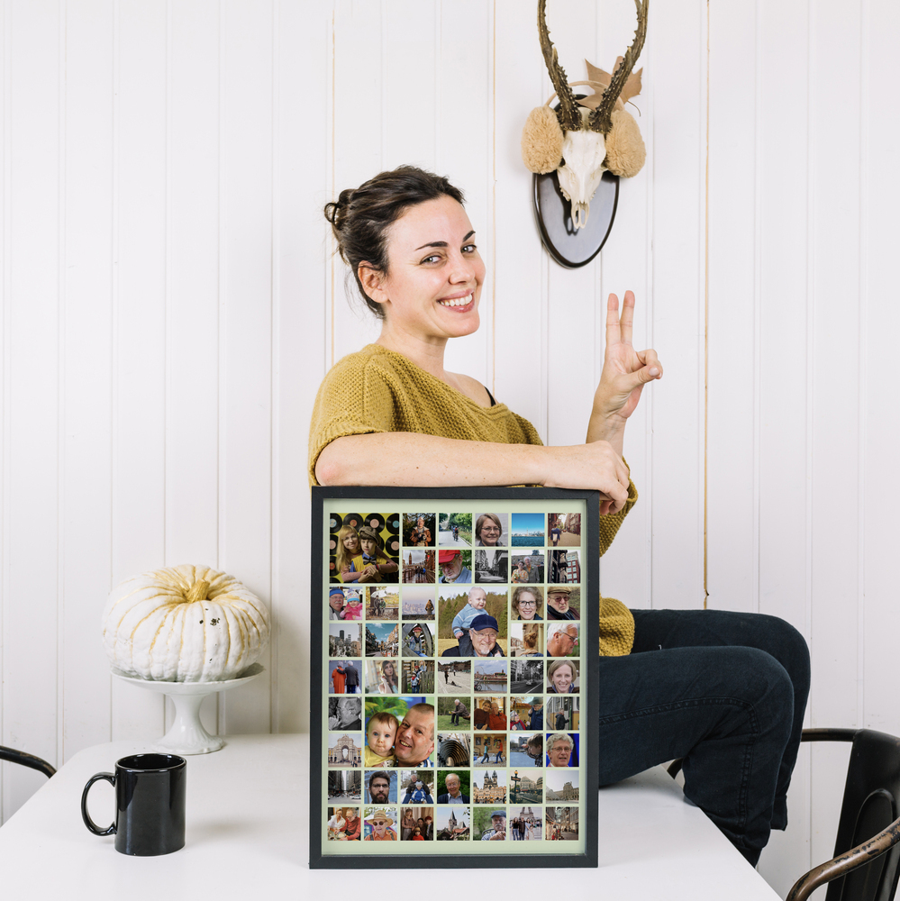 Collage di famiglia con cornice nera su un tavolo bianco e foto dei bambini in risalto, un’idea regalo per i nonni