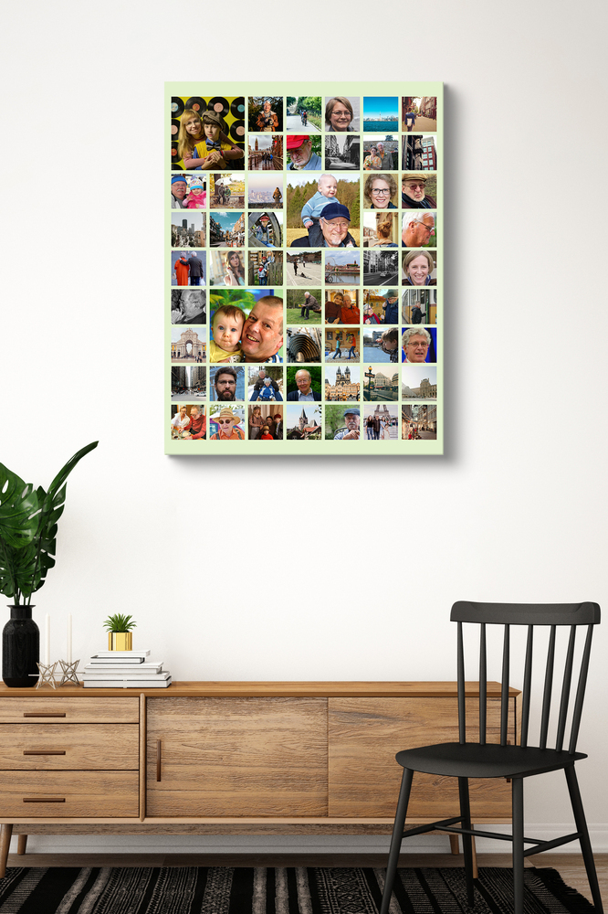 Poster di famiglia senza cornice con foto di varie dimensioni su fondo verde chiaro, sopra una madia accanto a una sedia