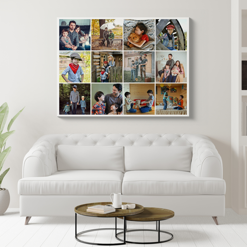 Collage orizzontale con 12 foto di famiglia in una griglia sopra un divano bianco in un soggiorno luminoso