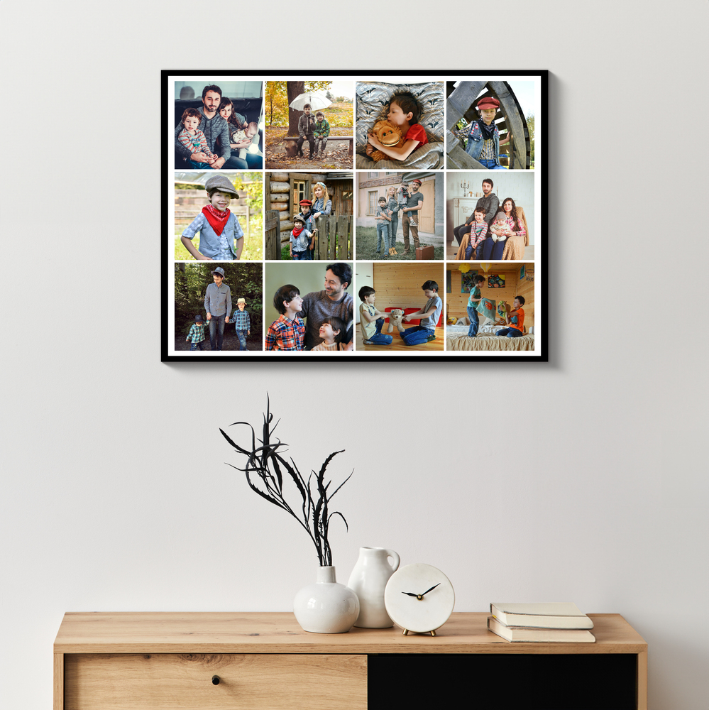 Collage di 12 foto quadrate di famiglia con cornice nera sopra una credenza in legno con vasi e orologio