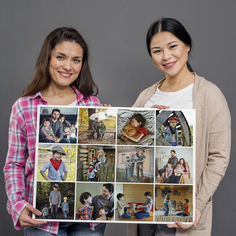 Poster collage senza cornice con 12 foto di famiglia su sfondo grigio, un'idea regalo per custodire i ricordi