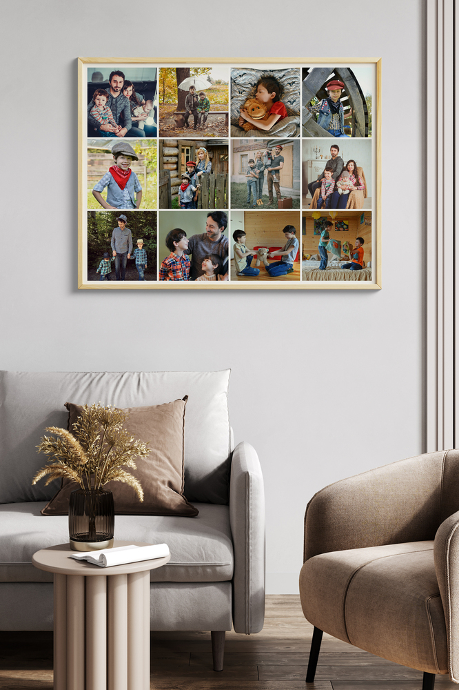 Collage di 12 foto di famiglia con cornice dorata sopra una poltrona grigia accanto a un tavolino