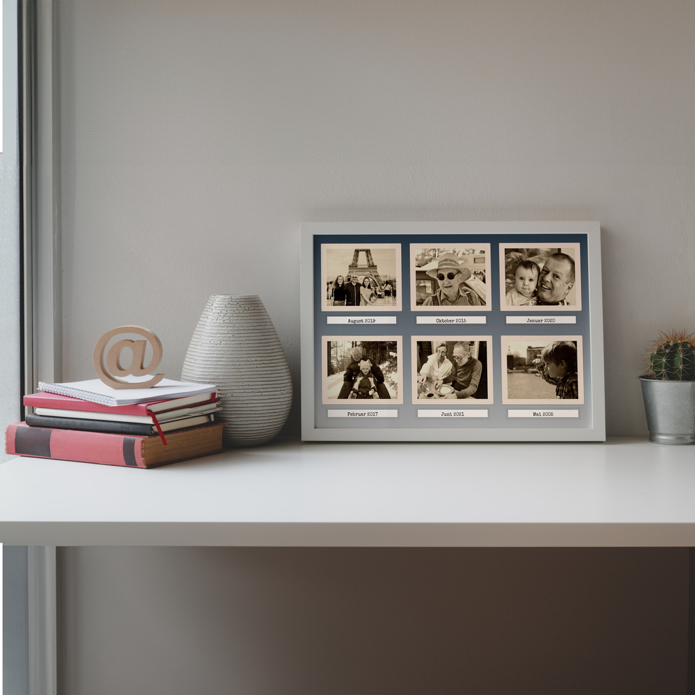 Collage rétro con 6 foto seppia e date, in cornice bianca su un tavolo accanto a libri e un vaso