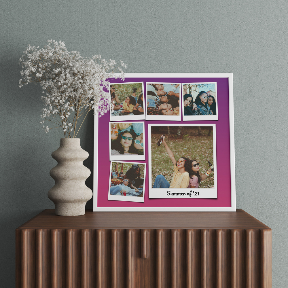 Collage fotografico rétro di amiche su fondo viola e rosa, con cornice bianca su una credenza accanto a un vaso