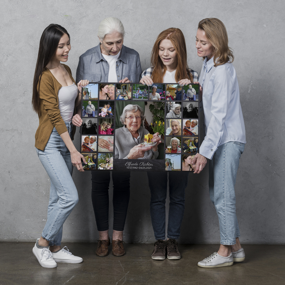 Grande collage commemorativo con ritratto centrale, 24 foto e nome personalizzato, davanti a una parete grigia