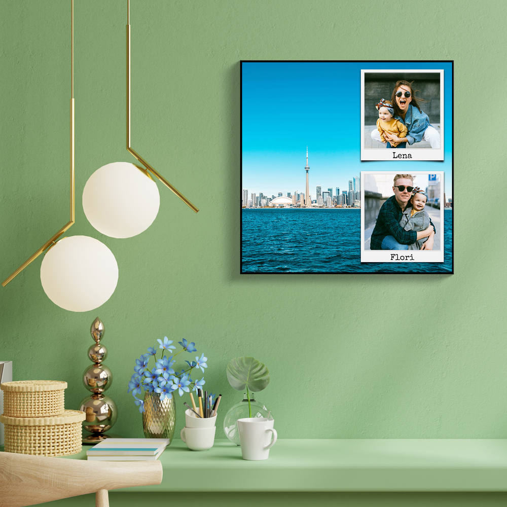 Collage delle vacanze con città sull’acqua e due foto Polaroid, su una parete verde sopra una scrivania