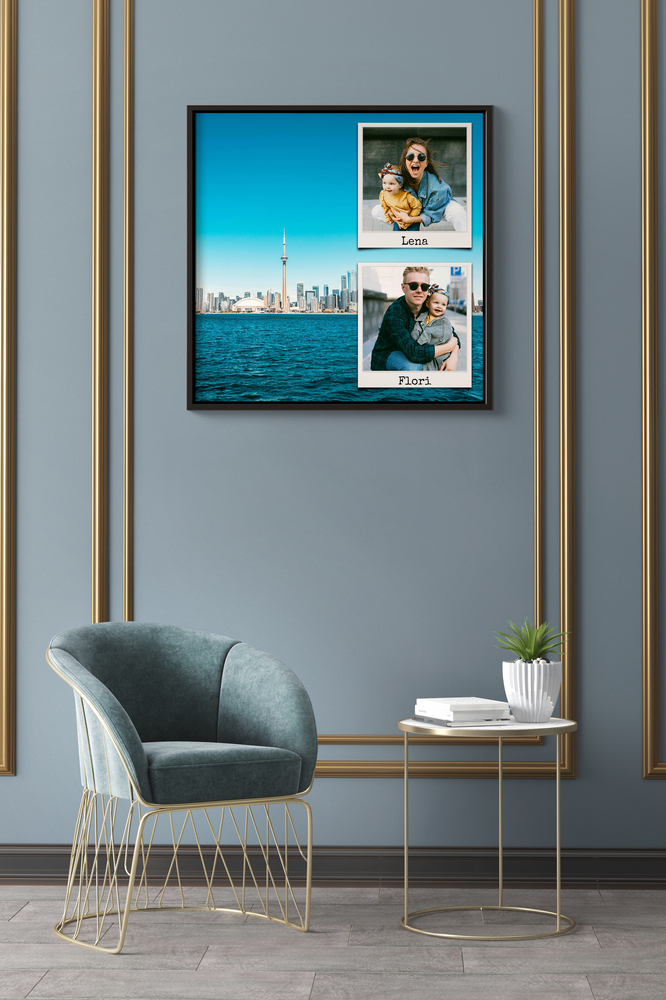Collage delle vacanze con città e foto Polaroid in cornice, su parete grigia con modanature dorate sopra una poltrona