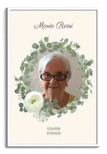 Quadro commemorativo personalizzato con ritratto e ghirlanda di eucalipto e fiori bianchi, in cornice bianca