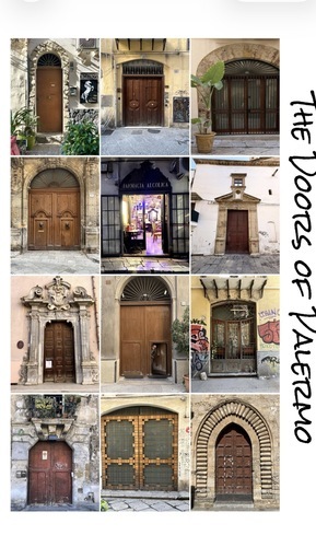 Collage di foto su tela come ricordo di viaggio, con portoni antichi in griglia, bordo bianco e scritta verticale