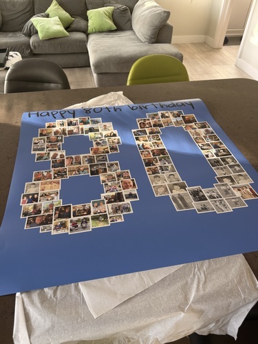 Poster collage per l’80° compleanno, con foto a forma di numero 80 su sfondo blu, appoggiato su un tavolo